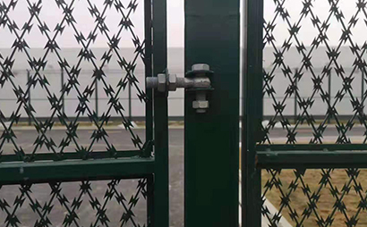 監(jiān)獄刀刺隔離網(wǎng)(焊接型) 監(jiān)獄刀刺隔離網(wǎng)(焊接型)