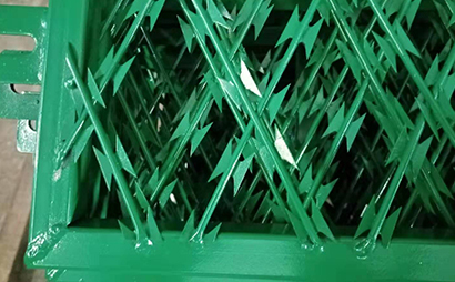 監(jiān)獄刀刺隔離網(wǎng)(焊接型) 監(jiān)獄刀刺隔離網(wǎng)(焊接型)