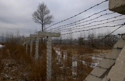 刺鐵絲網.jpg 刺鐵絲網.jpg