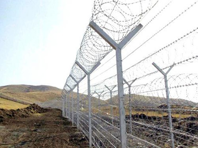 刺鐵絲網(wǎng)圍欄.jpg 刺鐵絲網(wǎng)圍欄.jpg